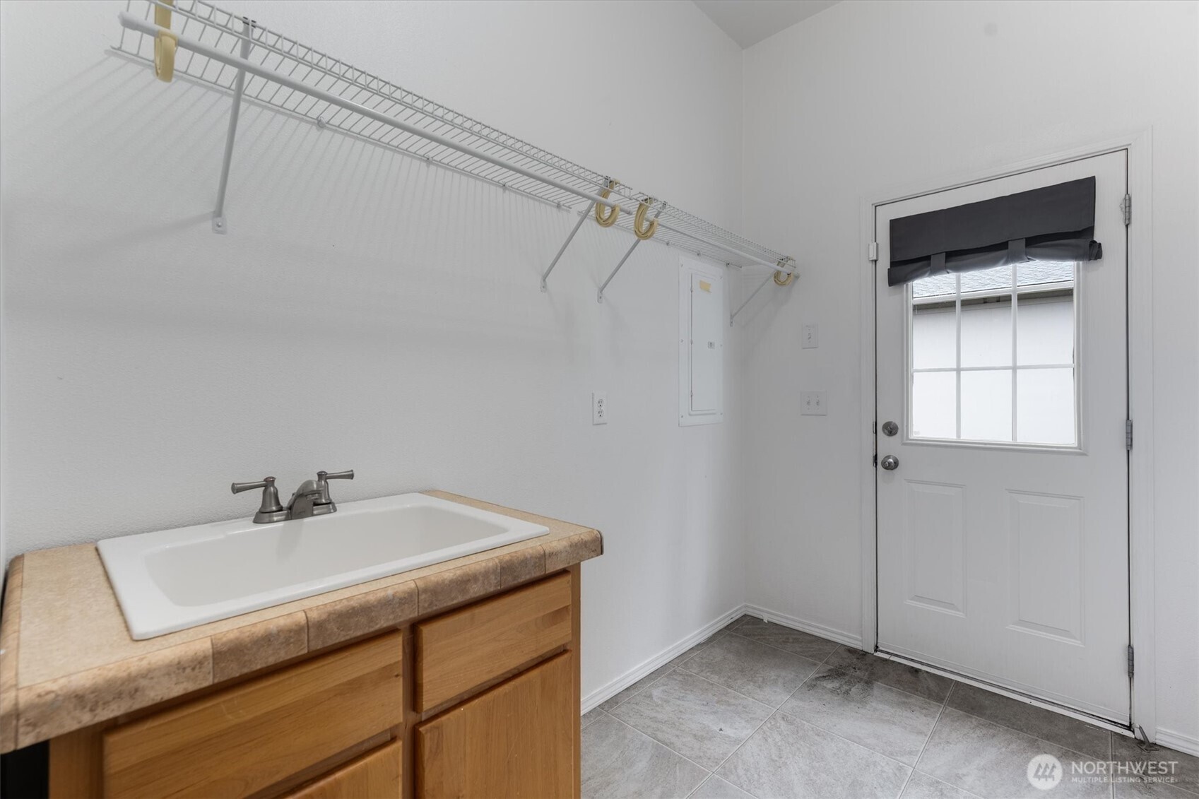 149 Trapper Lane Kelso, WA 98626 - Photo 31 of 40 a bathroom with a sink and a mirror