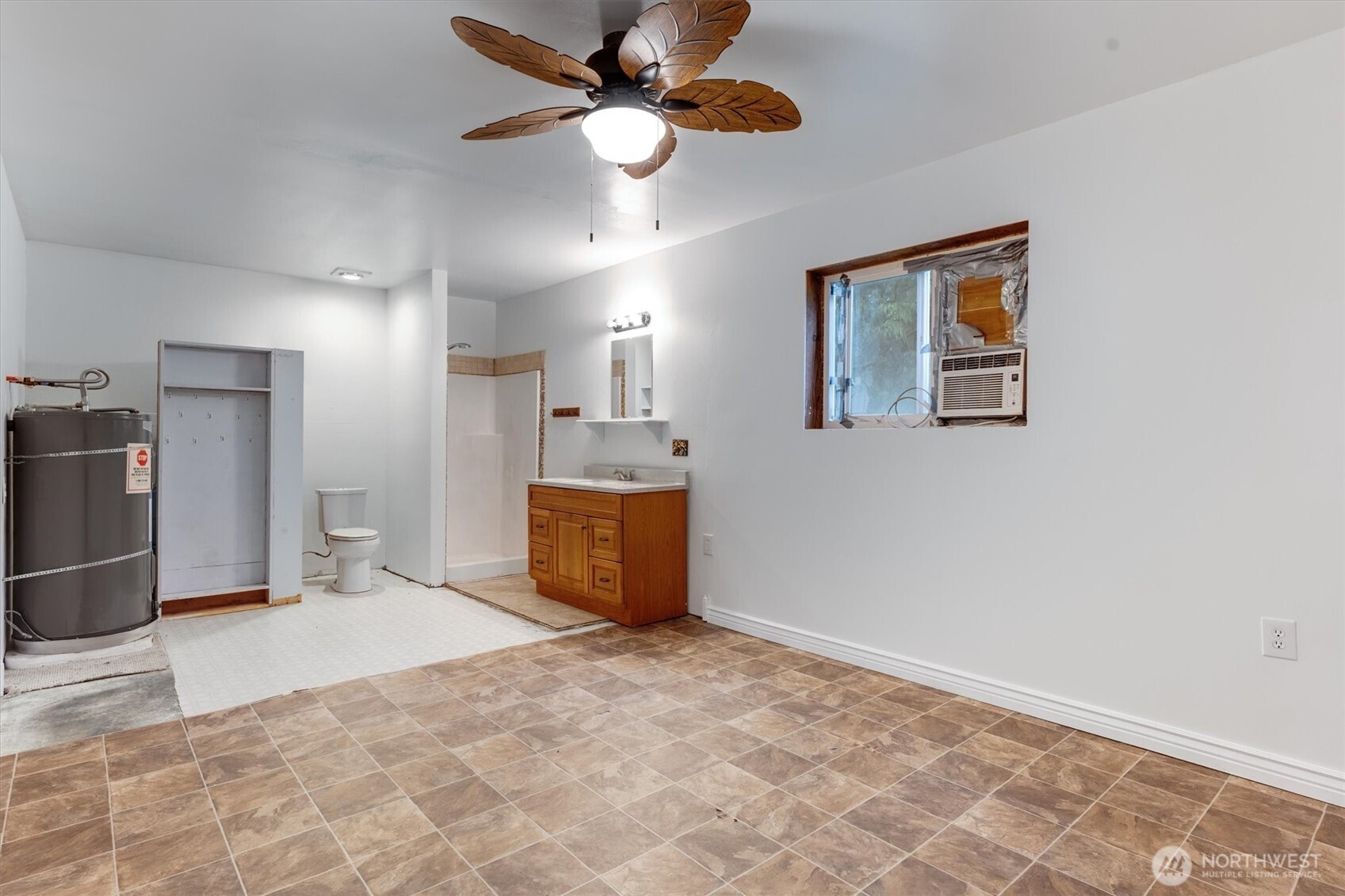 149 Trapper Lane Kelso, WA 98626 - Photo 35 of 40 a view of a livingroom with a ceiling fan and a ceiling fan
