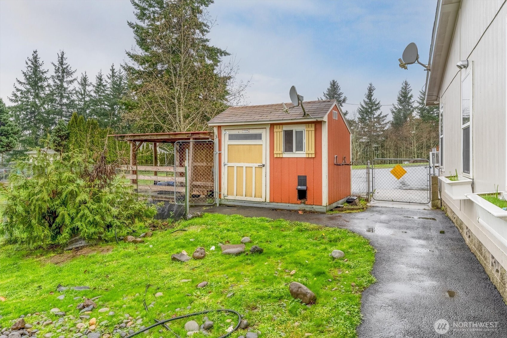 149 Trapper Lane Kelso, WA 98626 - Photo 38 of 40 a front view of a house with garden