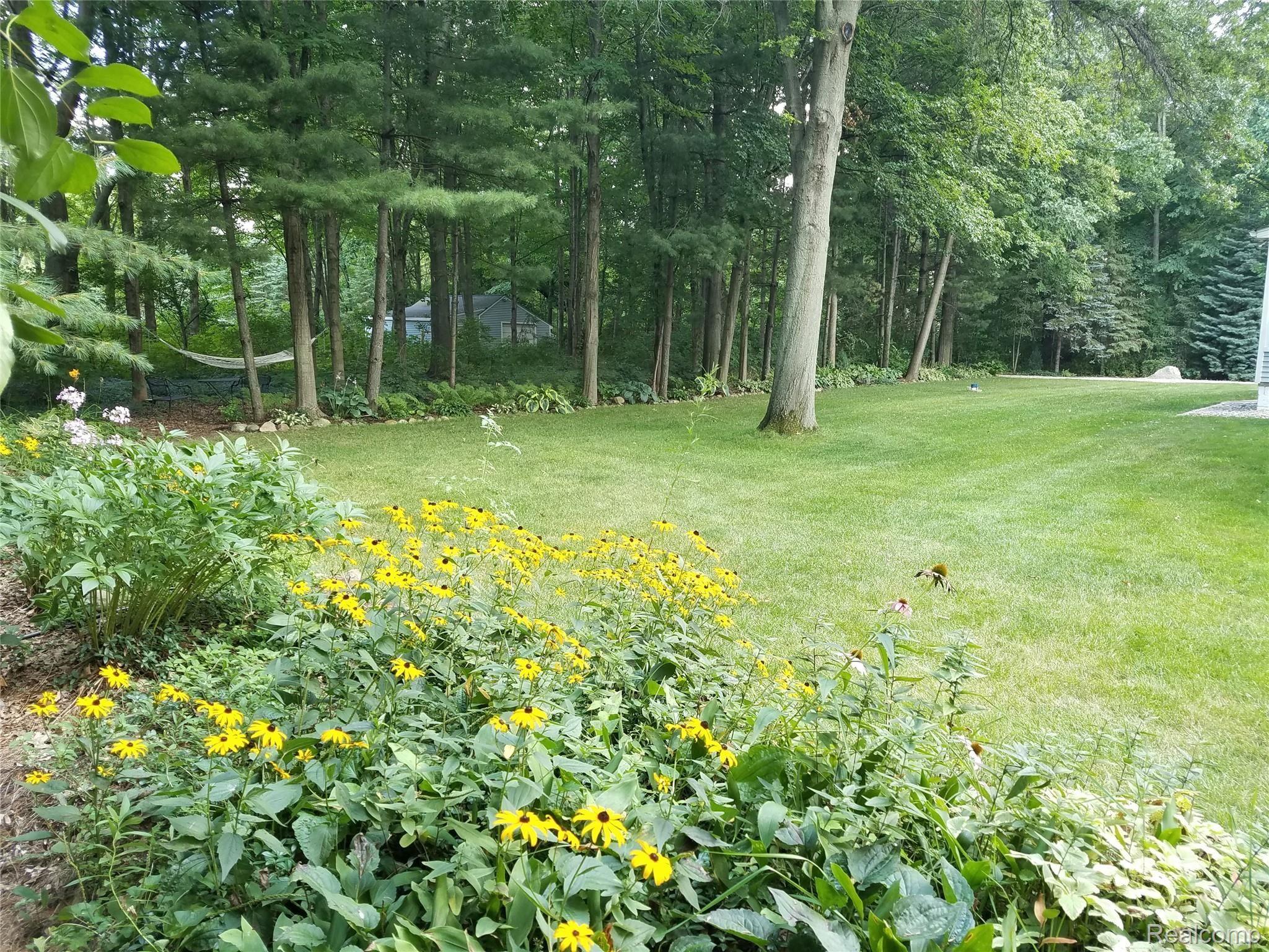 51250 Hanford Road Canton, MI 48187 - Photo 69 of 74 Summer 5.jpg
