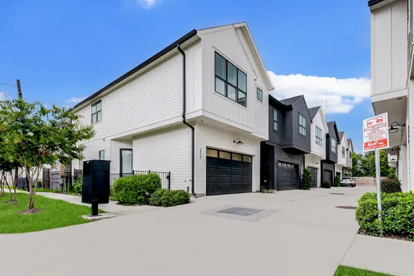 $2,499 | 3512 Oak Frst Grv Drive, Houston, TX 77018