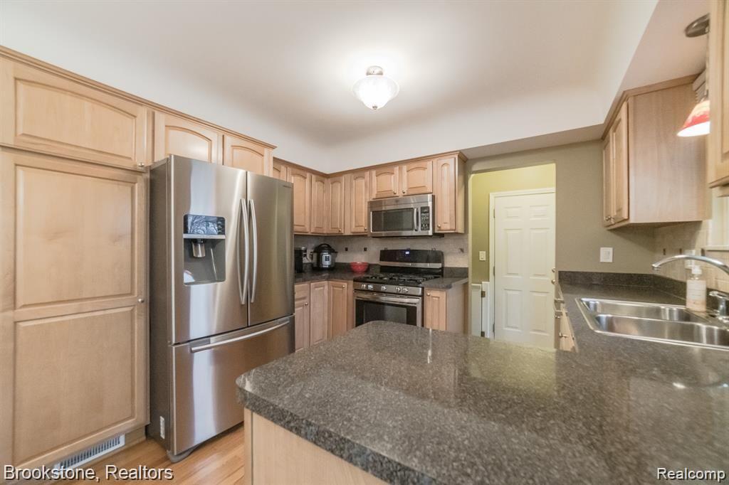 52001 Shelby Road Utica, MI 48316 - Photo 9 of 37