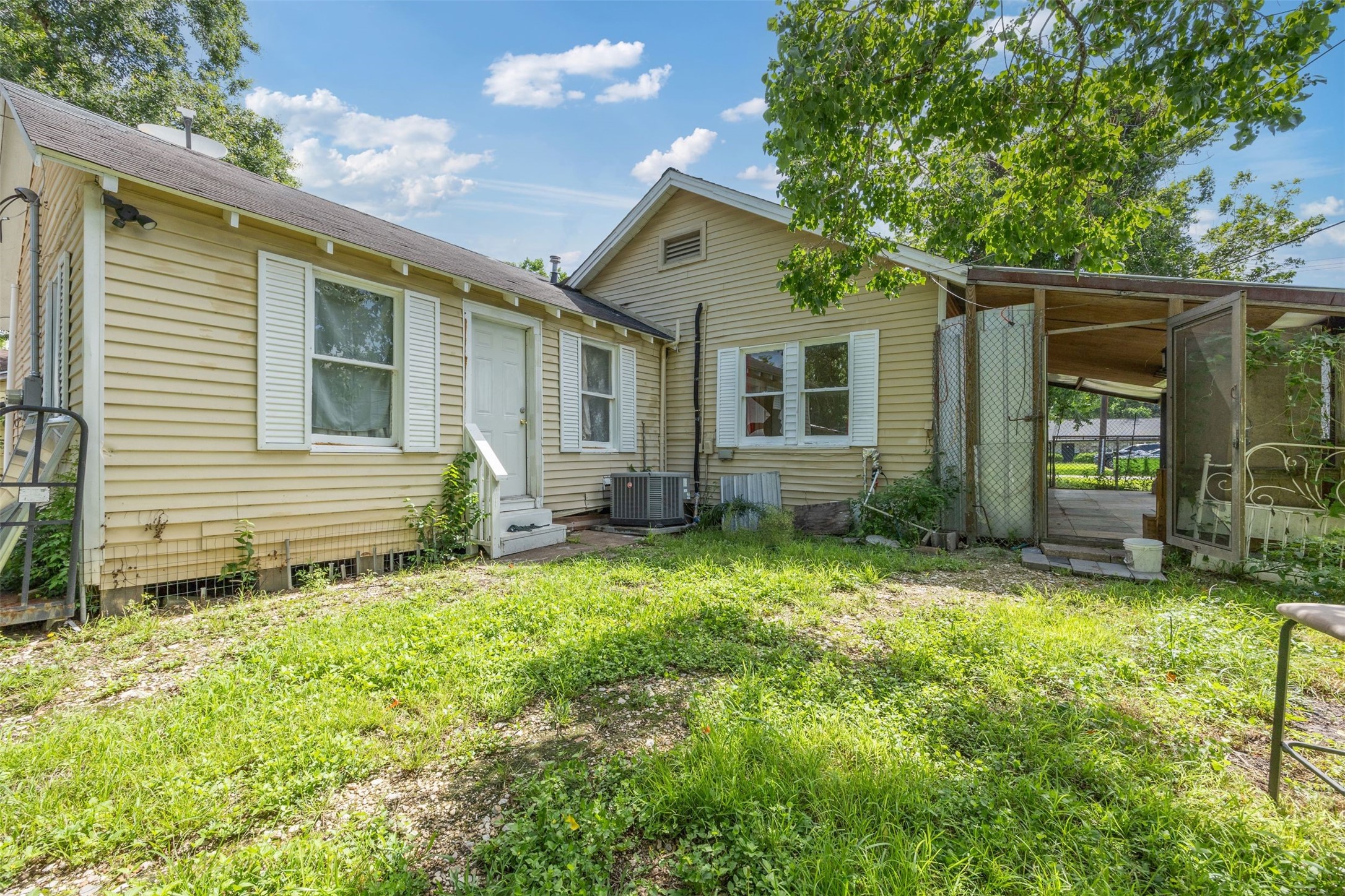1410 8th Street Rosenberg, TX 77471 - Photo 21 of 25 a front view of a house with garden
