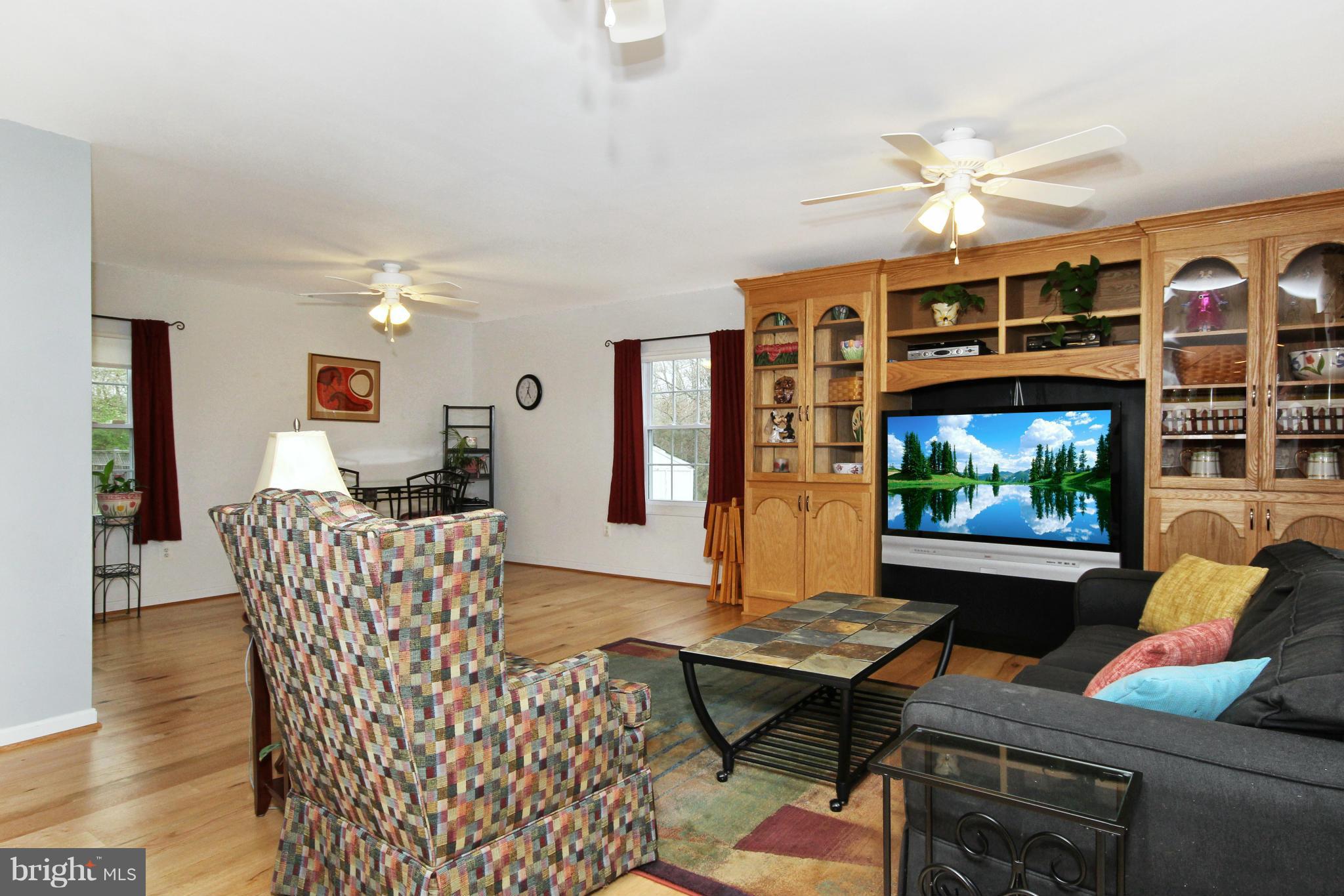 29210 Ridge Road Mount Airy, MD 21771 - Photo 14 of 24 Living Room