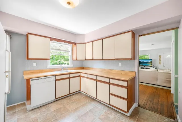 $849,000 | 4 Cooks Lane, Westhampton, NY 11977