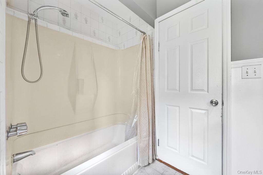4 Cooks Lane Westhampton, NY 11977 - Photo 28 of 33 Full bath featuring shower / tub combo with curtain