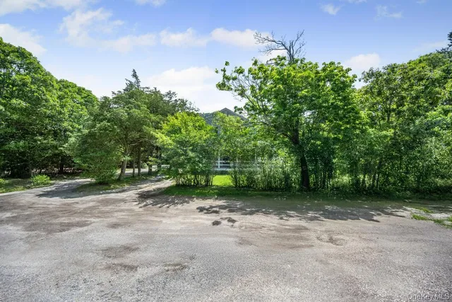 $849,000 | 4 Cooks Lane, Westhampton, NY 11977