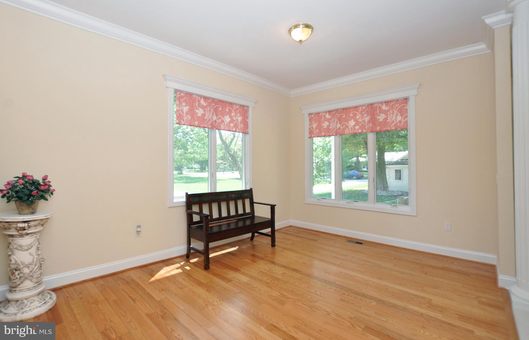 2027 Chesapeake Road Annapolis, MD 21409 - Photo 22 of 72 Living Room