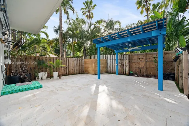 a view of a backyard