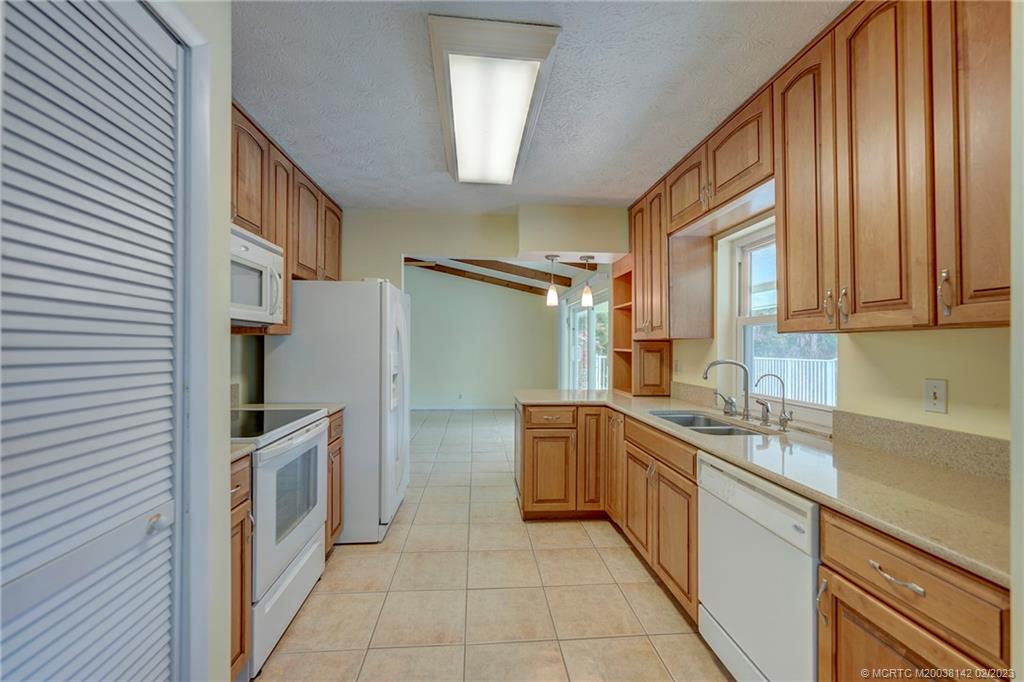 370 Southwest Harbor Street Stuart, FL 34997 - Photo 9 of 36 Gallery Image 9