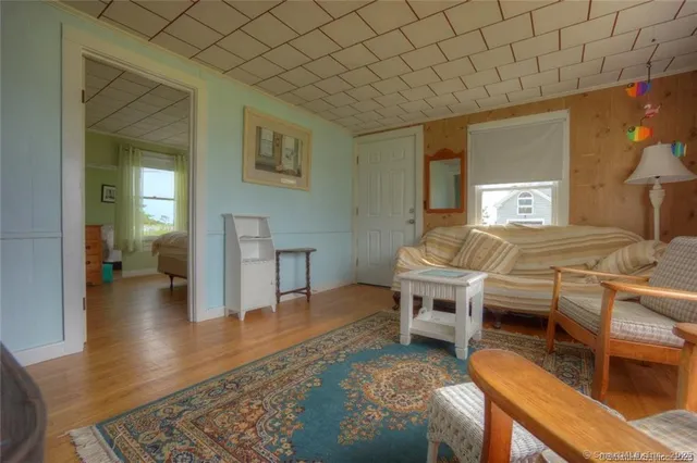 $1,300 | 9 Skipper Street, Stonington, CT 06378