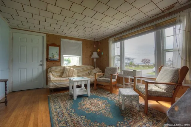 $1,300 | 9 Skipper Street, Stonington, CT 06378