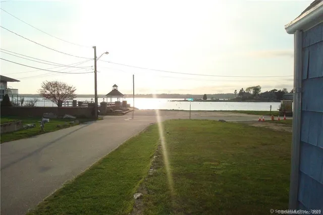 $1,300 | 9 Skipper Street, Stonington, CT 06378