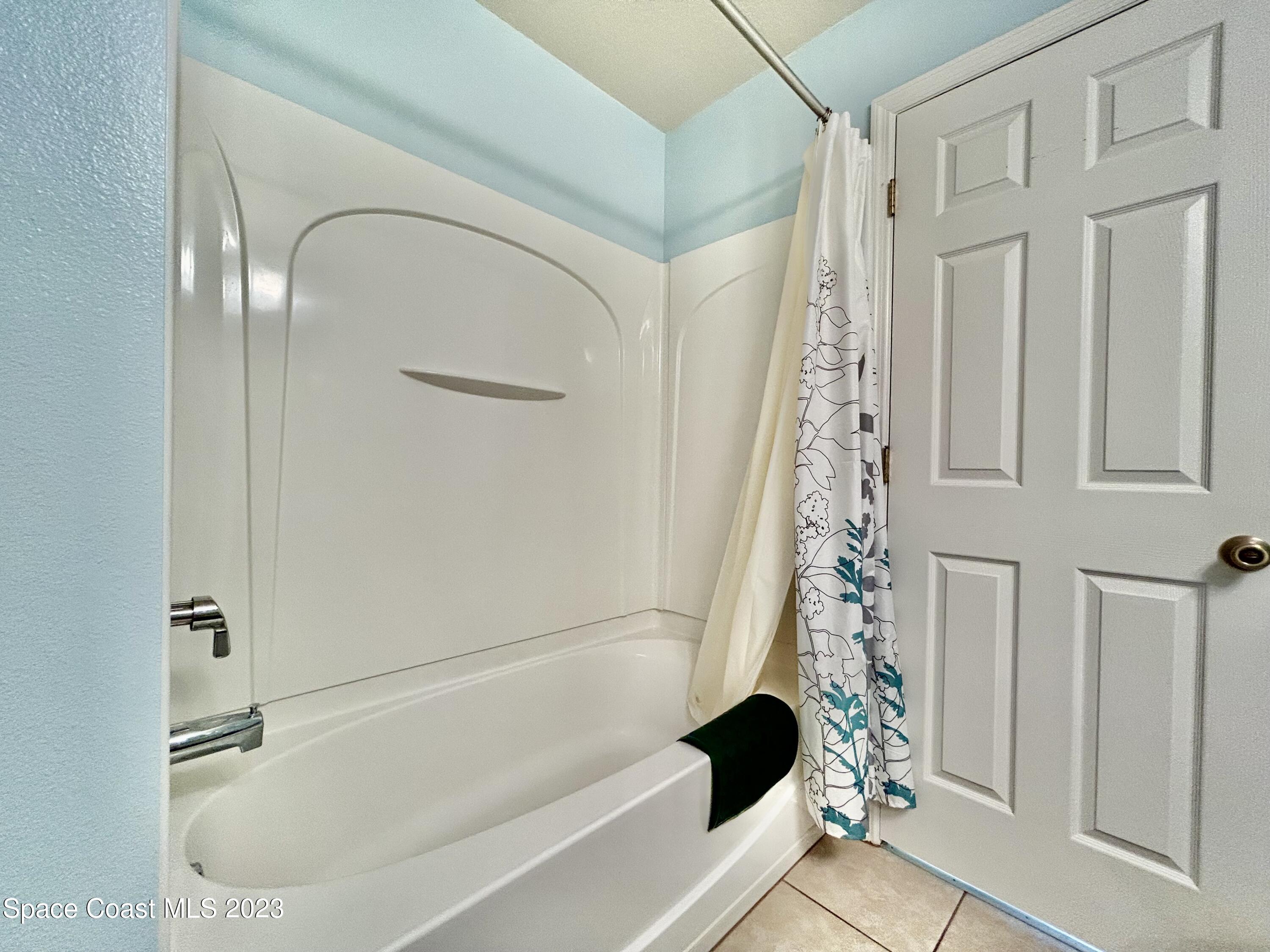 1160 Luminary Circle, Unit 105 Melbourne, FL 32901 - Photo 27 of 35 a bathroom with bathtub and shower