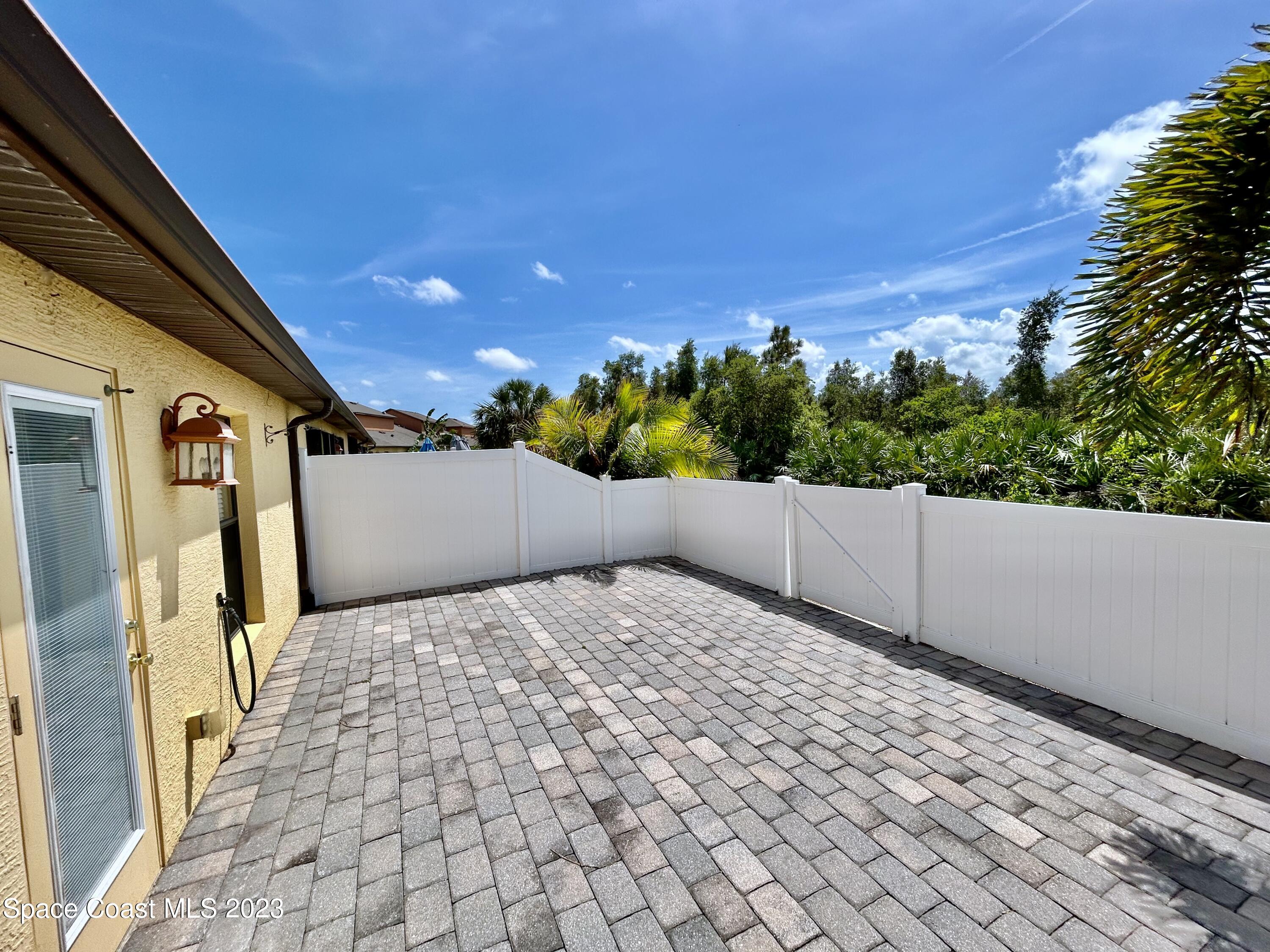1160 Luminary Circle, Unit 105 Melbourne, FL 32901 - Photo 9 of 35 a backyard of a house
