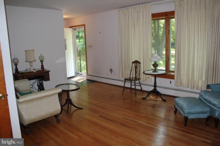 606 Gun Road Halethorpe, MD 21227 - Photo 11 of 30 Living Room