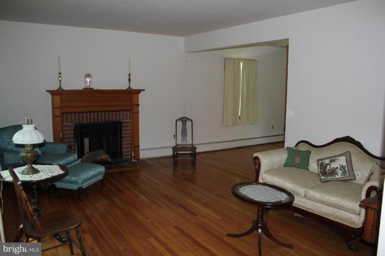 606 Gun Road Halethorpe, MD 21227 - Photo 27 of 30 Living Room