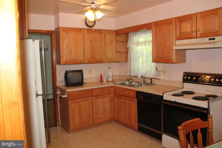 606 Gun Road Halethorpe, MD 21227 - Photo 5 of 30 Kitchen