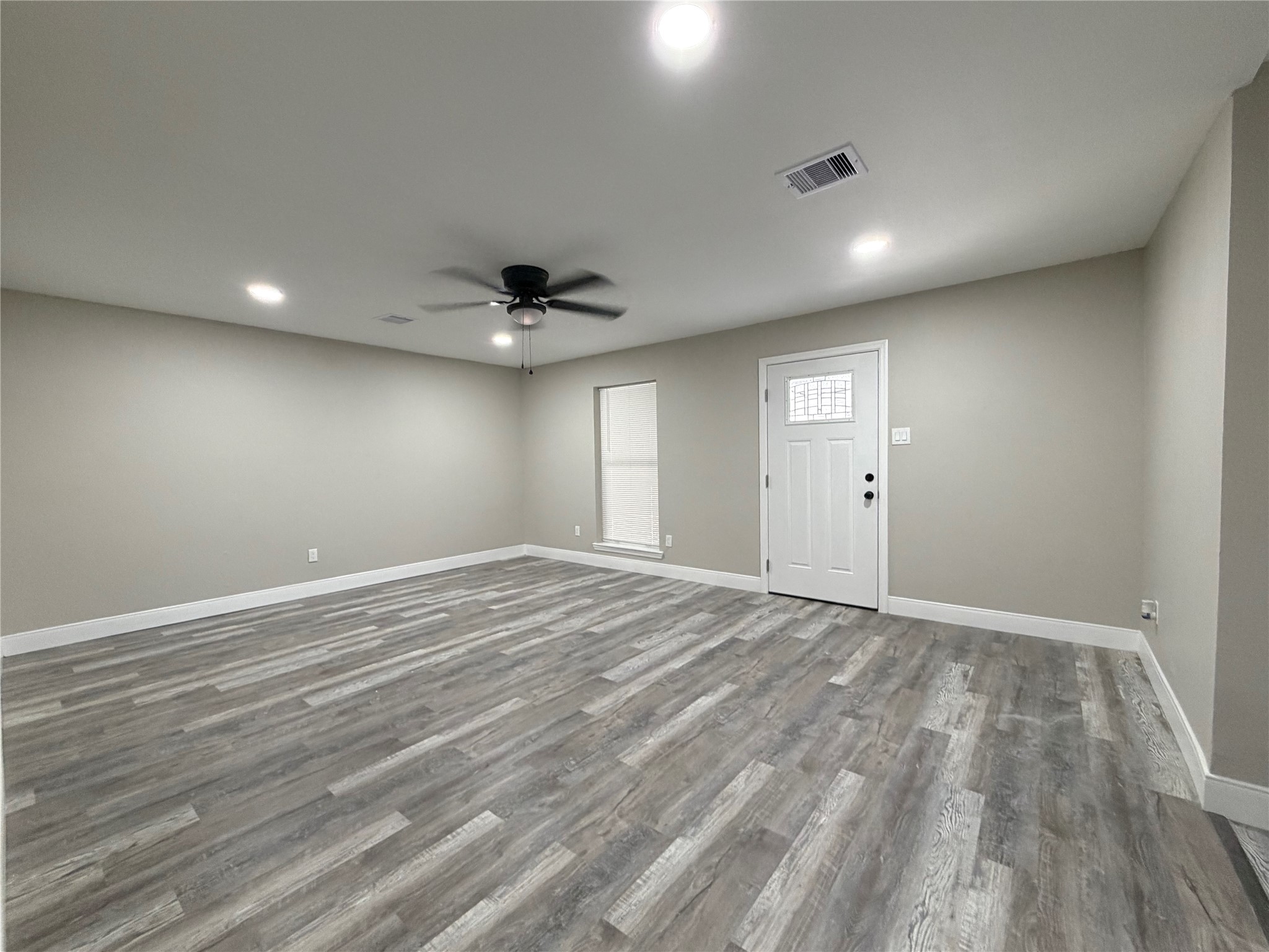 220 Austin Street Angleton, TX 77515 - Photo 2 of 29 LIVING ROOM