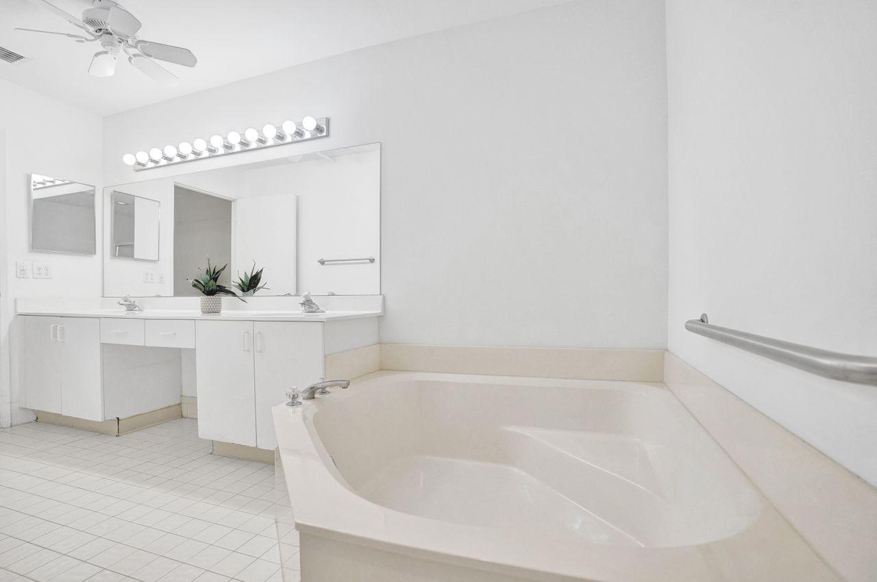 8071 Greenbrook Road, Unit 232C Boca Raton, FL 33496 - Photo 21 of 33 Master Bath