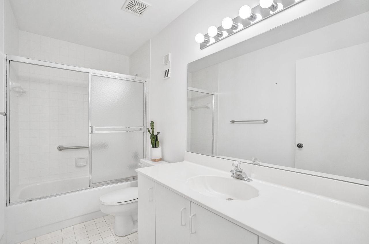 8071 Greenbrook Road, Unit 232C Boca Raton, FL 33496 - Photo 26 of 33 Guest Bath