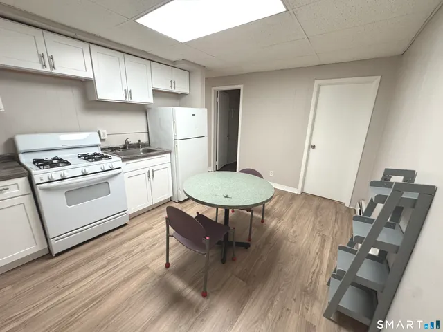 $1,250 | 645 Burnside Avenue, Unit 1A, East Hartford, CT 06108