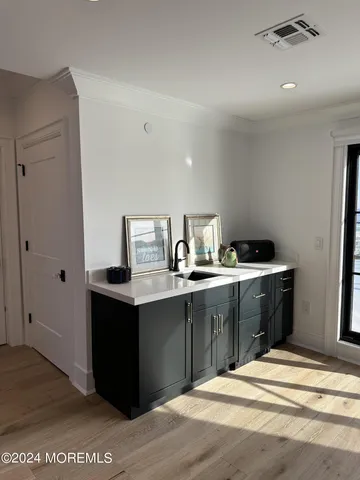 a view of a parking area