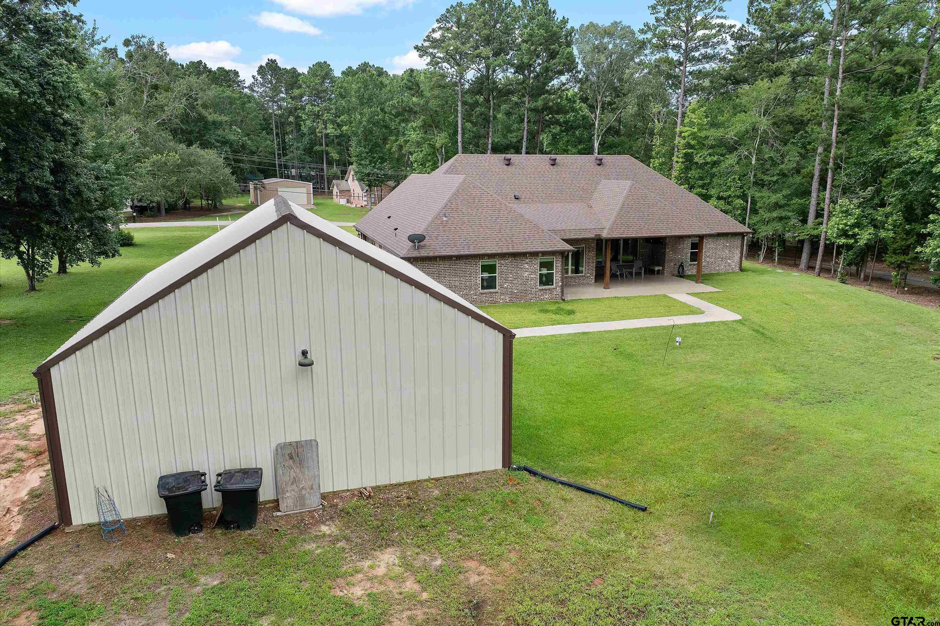 434 King Ranch Road Kilgore, TX 75662 - Photo 13 of 34 a backyard of a house with table and chairs