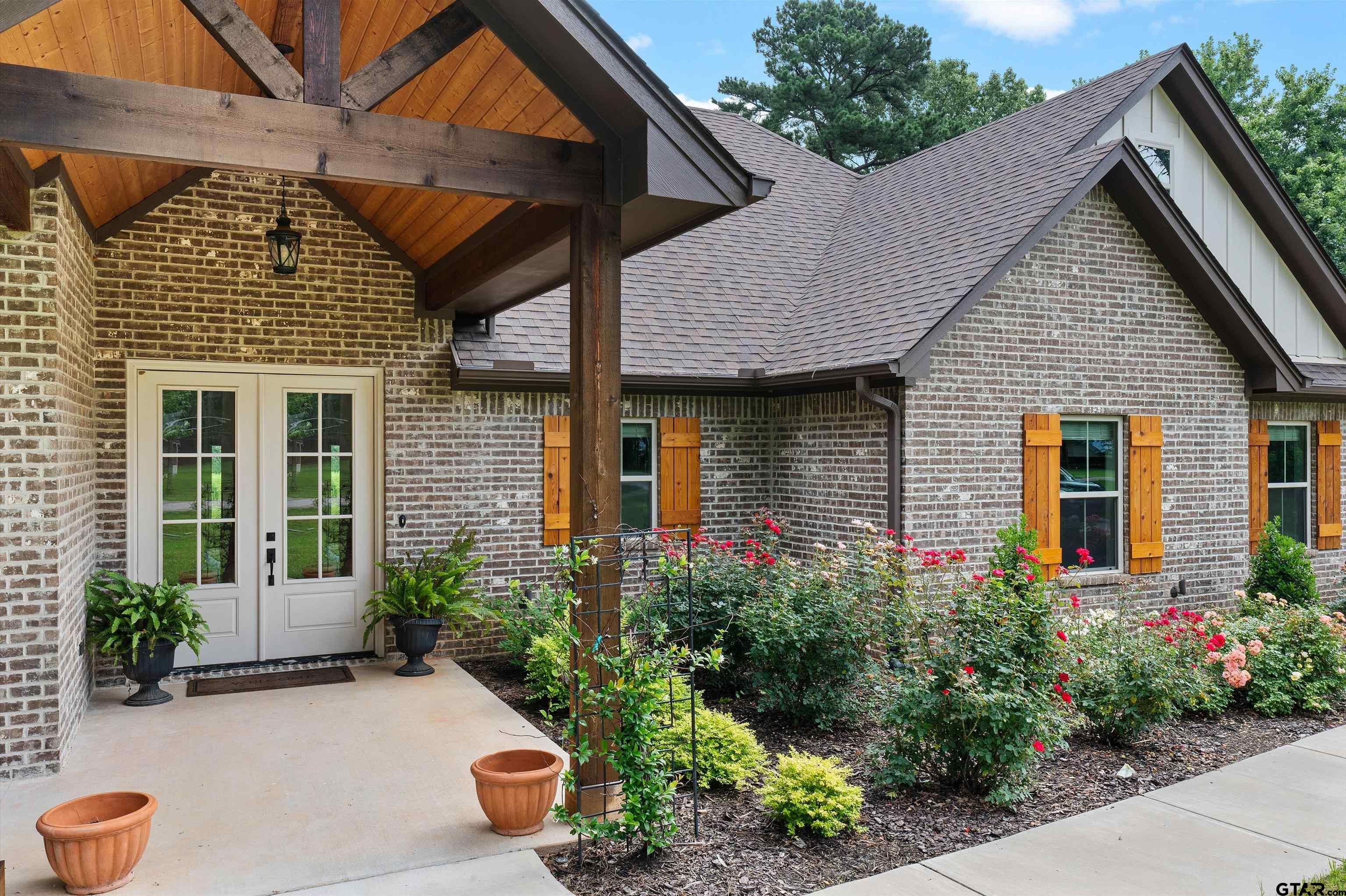 434 King Ranch Road Kilgore, TX 75662 - Photo 7 of 34 a front view of a house with garden