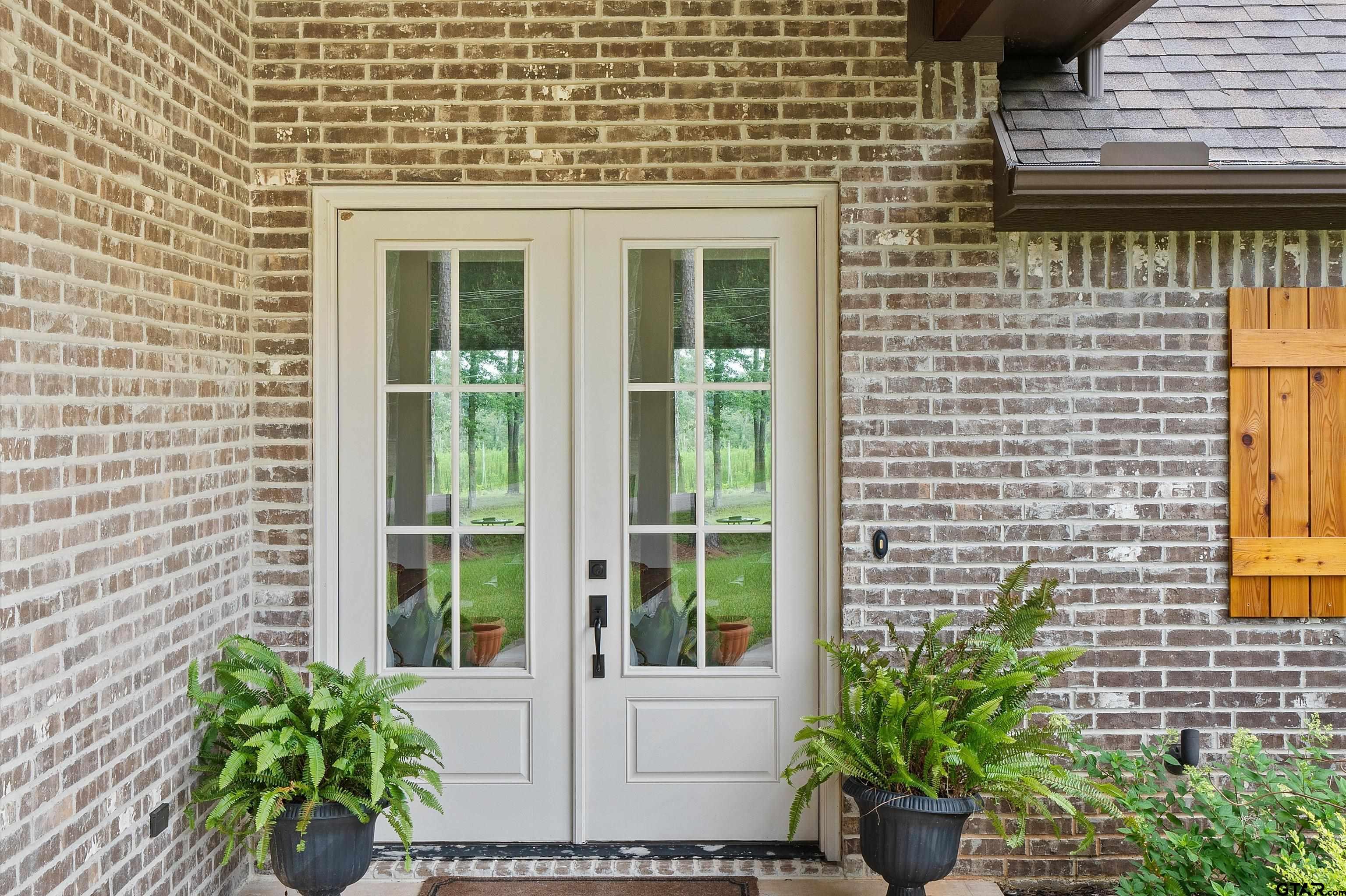 434 King Ranch Road Kilgore, TX 75662 - Photo 8 of 34 a potted plant sitting in front of a house