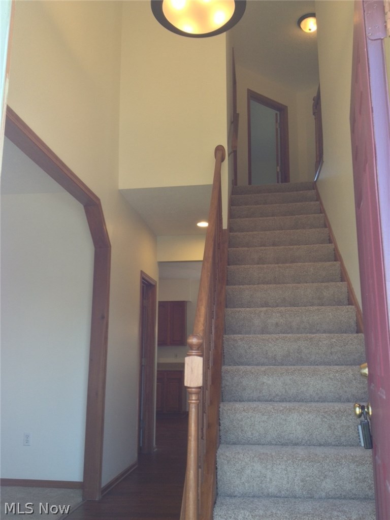 12925 Shadyway Road Cleveland, OH 44125 - Photo 5 of 12 View of two-story foyer from front entrance.