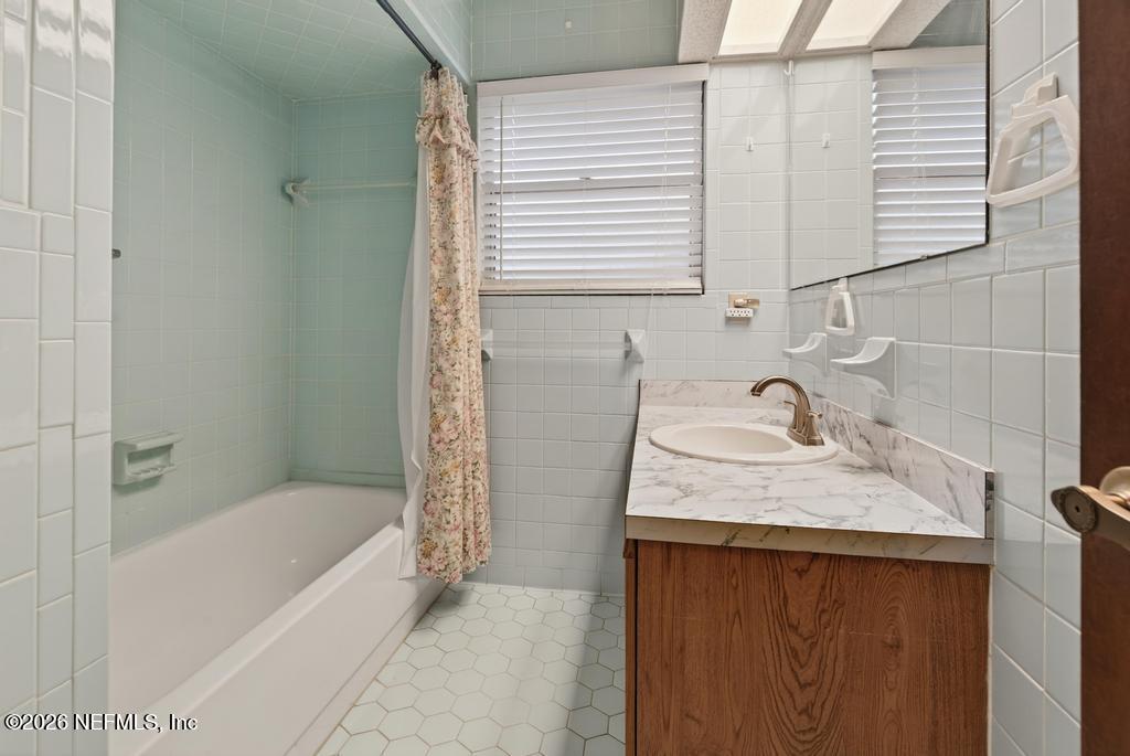 951 Grace Terrace Jacksonville, FL 32205 - Photo 19 of 27 Guest Bath