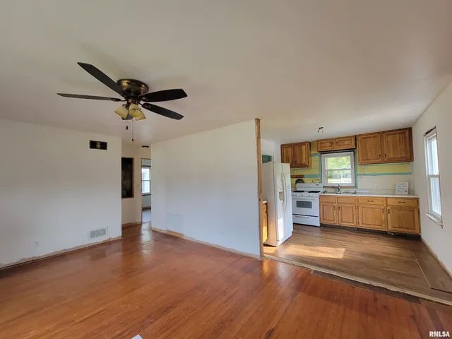 $70,000 | 225 Hickory Street, Flora, IL 62839