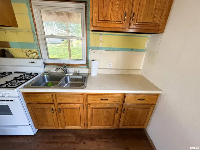 $70,000 | 225 Hickory Street, Flora, IL 62839