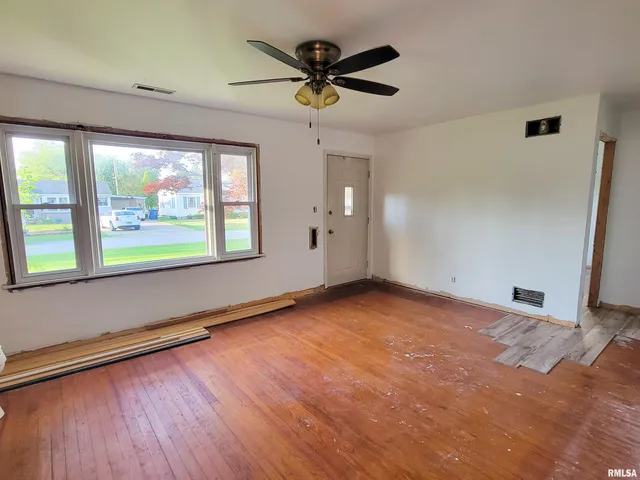 $70,000 | 225 Hickory Street, Flora, IL 62839