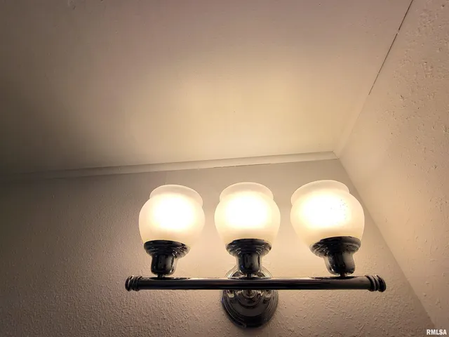 $70,000 | 225 Hickory Street, Flora, IL 62839