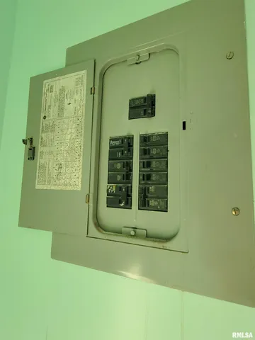 $70,000 | 225 Hickory Street, Flora, IL 62839