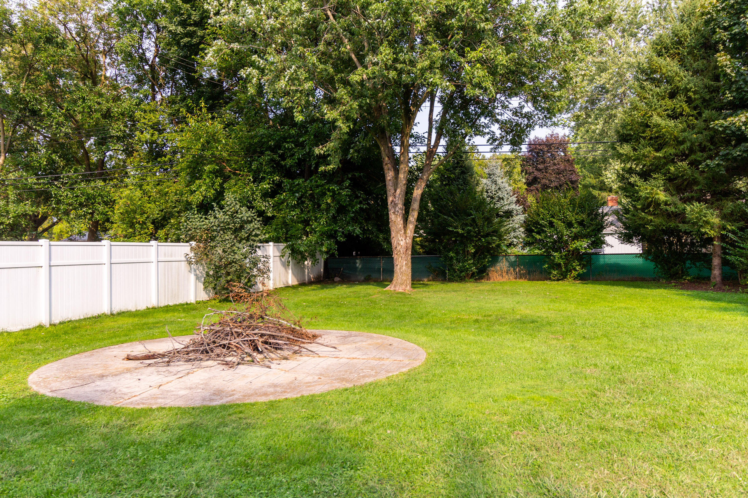 3083 Avalon Road Rochester, MI 48309 - Photo 9 of 12 yard (4) - Copy