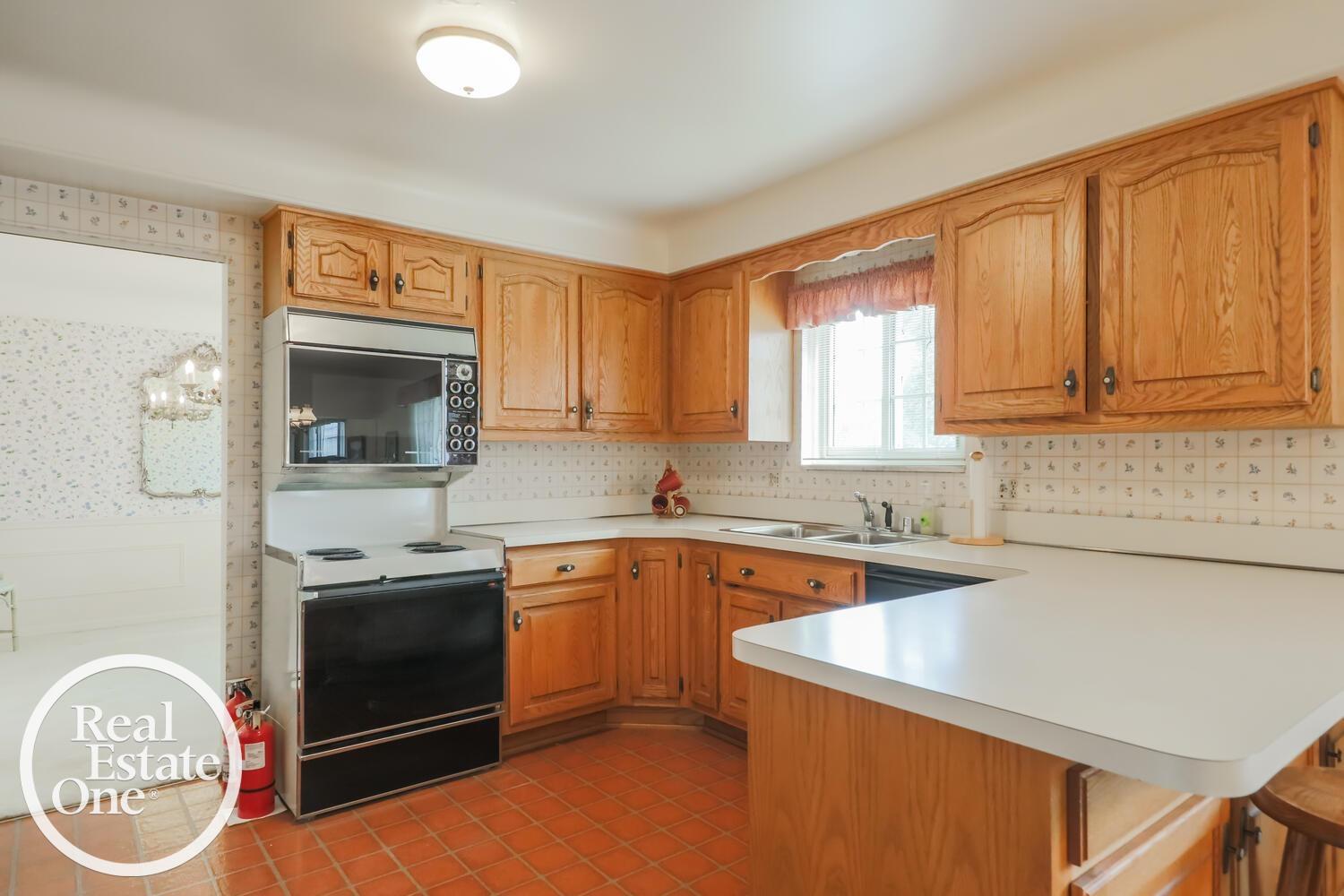784 Canterbury Road Grosse Pointe, MI 48236 - Photo 16 of 40 50136744-c10e7f75-91a7-4115-87da-76ed70dbae44.JPG