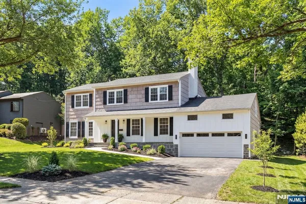 $1,195,000 | 10 Robert Court, Verona, NJ 07044