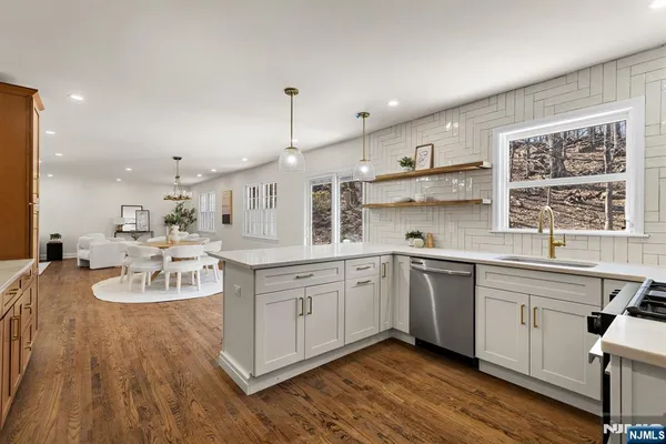 $1,195,000 | 10 Robert Court, Verona, NJ 07044