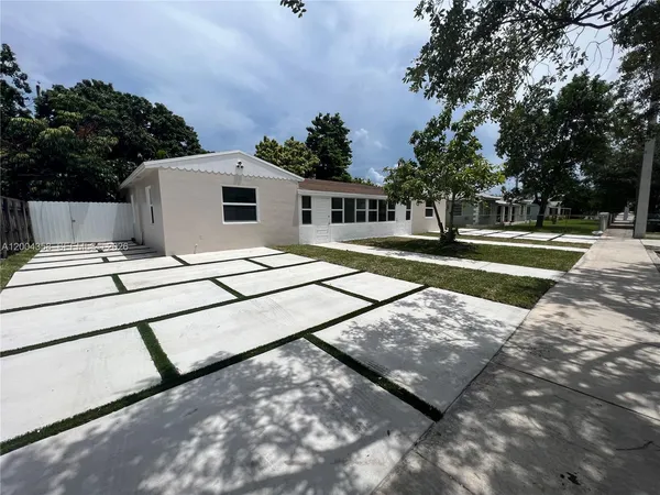 $1,000 | 27 Northeast 5th Avenue, Unit EFFICIENCY, Hialeah, FL 33010