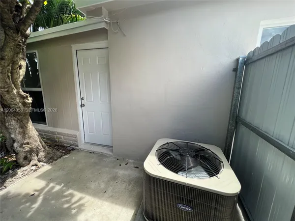 $1,000 | 27 Northeast 5th Avenue, Unit EFFICIENCY, Hialeah, FL 33010