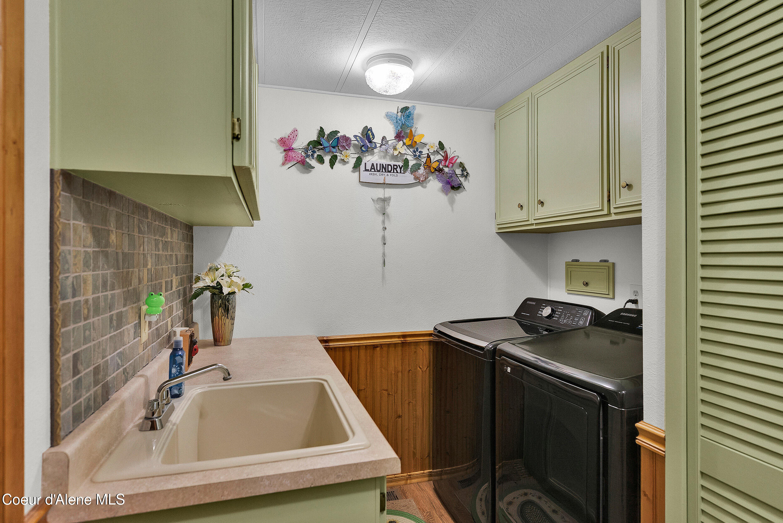 443 Herrmann Lake Road Sagle, ID 83860 - Photo 15 of 47 21- Herrmann Lake laundry2