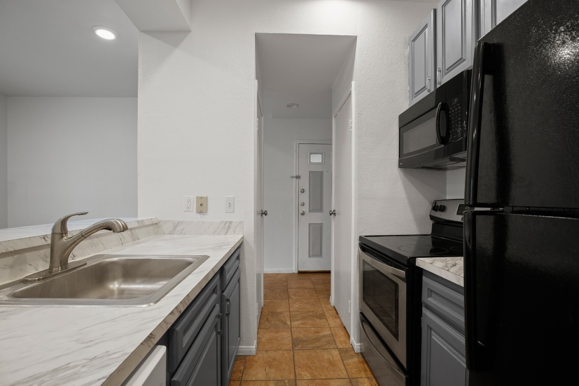 914 West 22nd 1/2 Street, Unit 304 Austin, TX 78705 - Photo 2 of 13