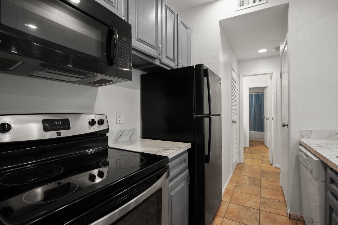 914 West 22nd 1/2 Street, Unit 304 Austin, TX 78705 - Photo 3 of 13