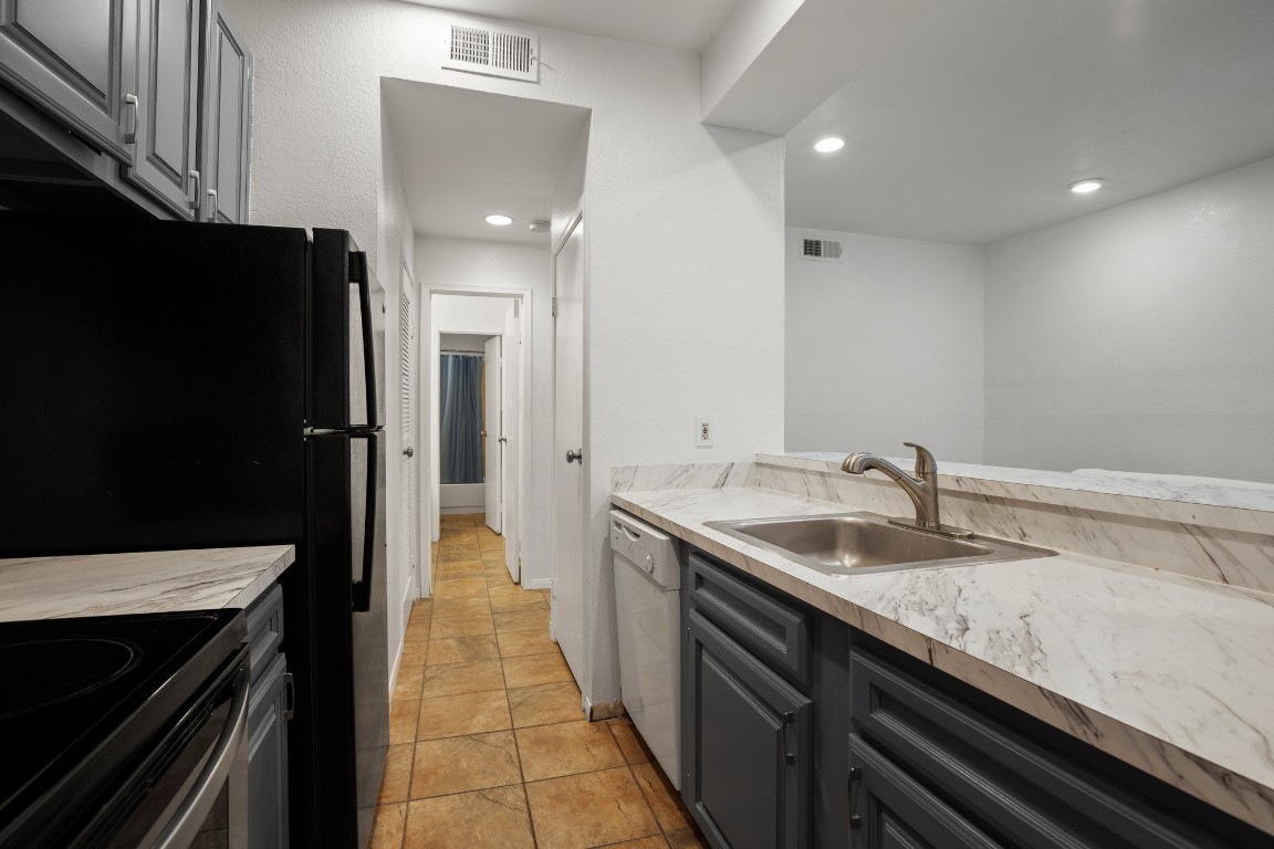 914 West 22nd 1/2 Street, Unit 304 Austin, TX 78705 - Photo 4 of 13