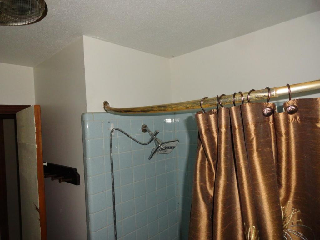 19655 Federal Road Bristol, VA 24202 - Photo 11 of 36 Shower tub