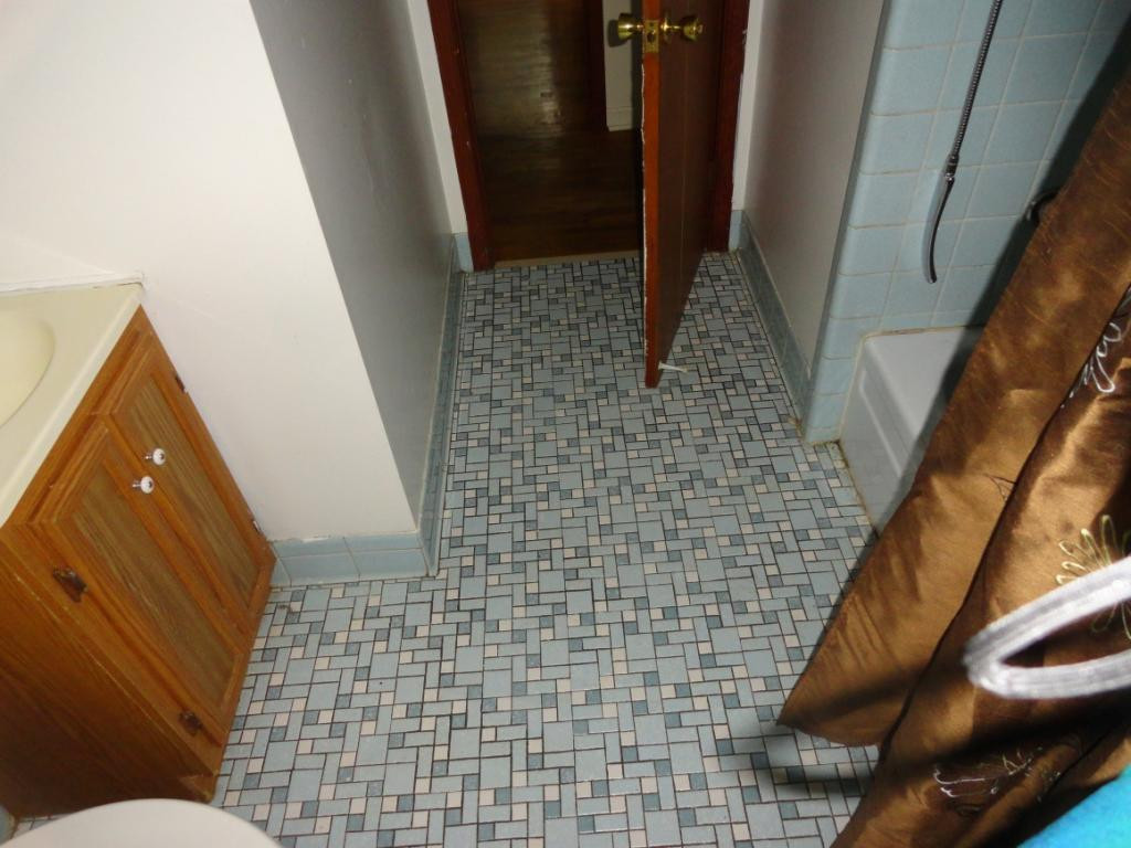 19655 Federal Road Bristol, VA 24202 - Photo 12 of 36 Bathroom floors