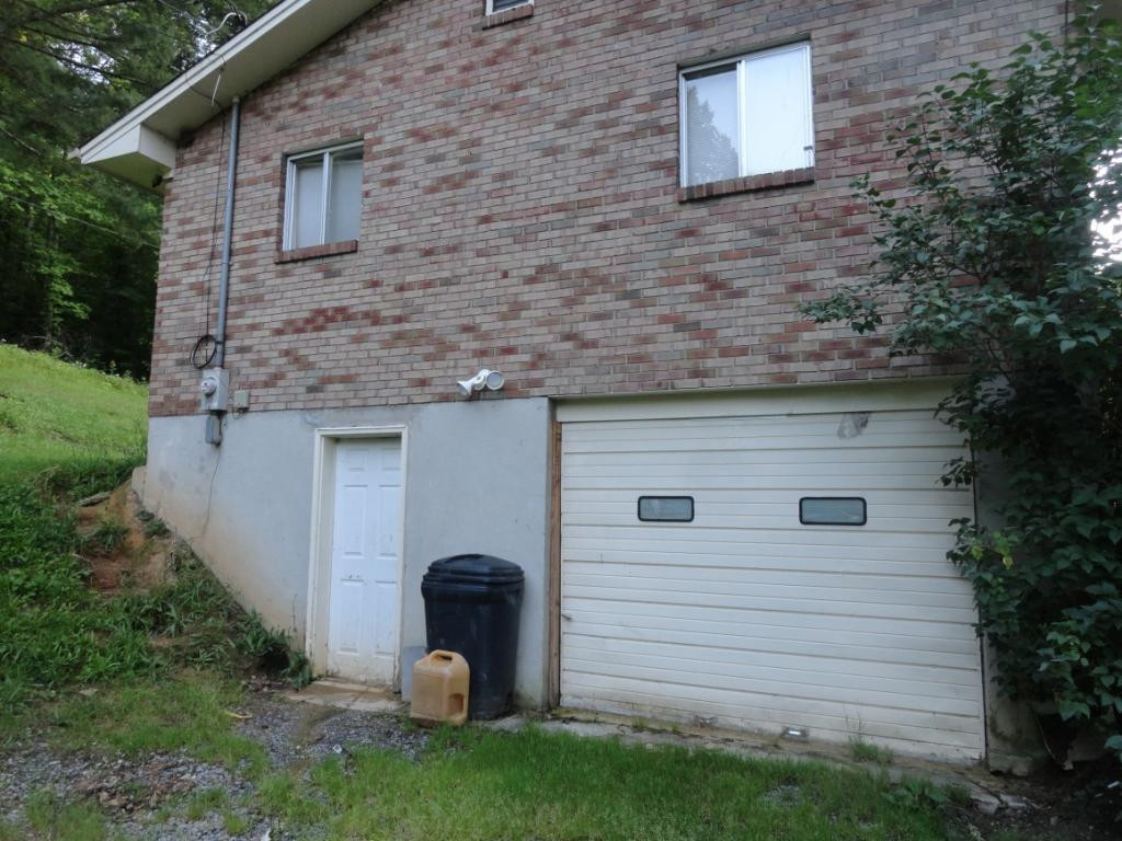 19655 Federal Road Bristol, VA 24202 - Photo 3 of 36 One Car Drive under garage